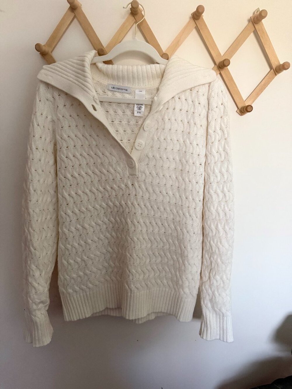 Liz Claiborne Women's Cream and White Minimalist Old Money Sweater